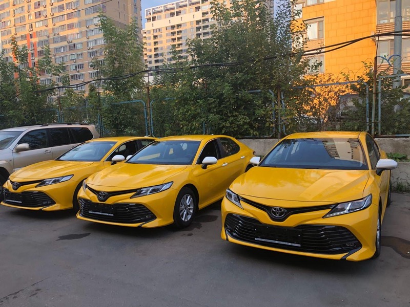 Коллективная смена цвета автомобилей на желтый