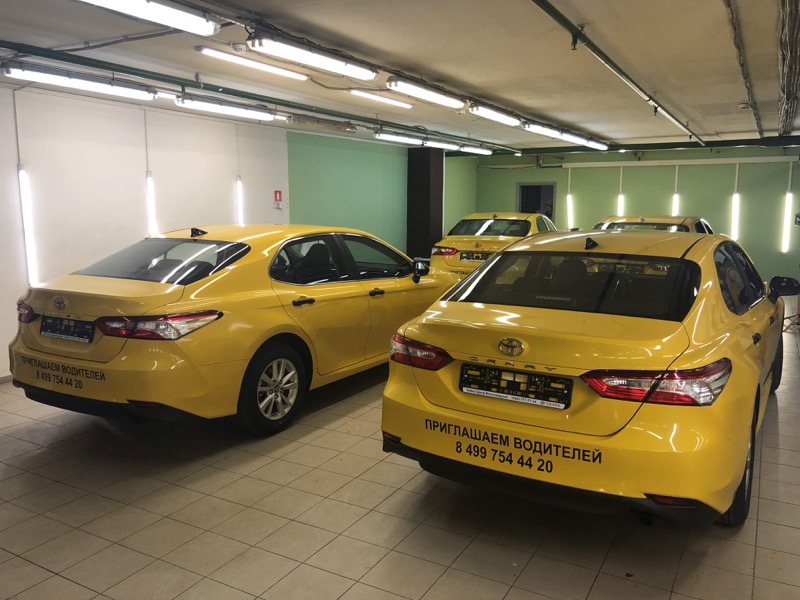 Оклейка 10 машин для таксопарка: Toyota Camry в желтый