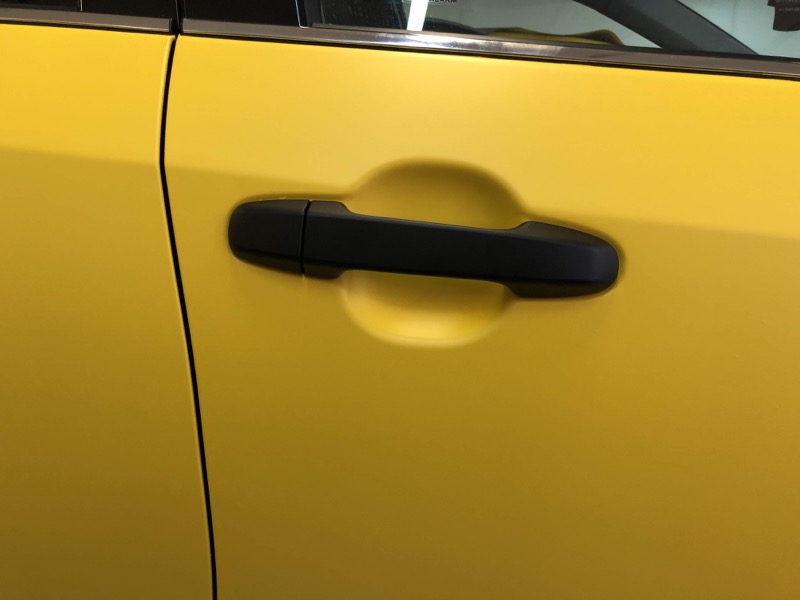 Качественная оклейка авто Камри в желтый цвет