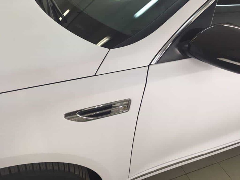 Оклейка автомобиля Киа Оптима в белый цвет смена цвета