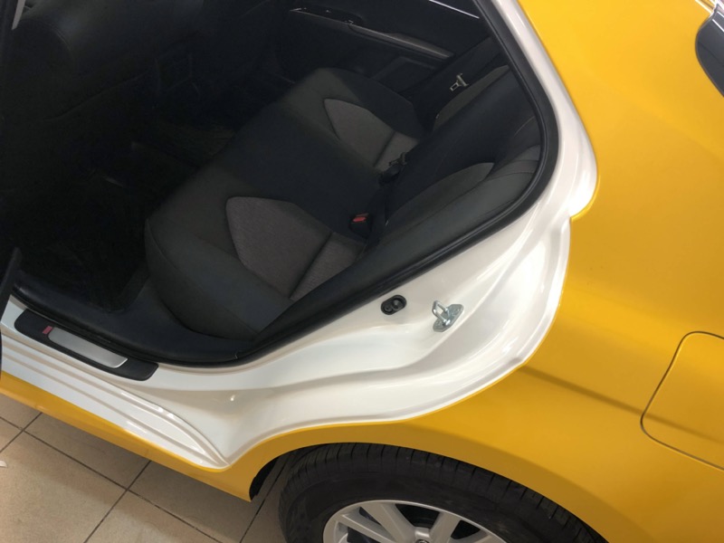 Правильная и аккуратная оклейка машины Тойоты в желтый цвет такси