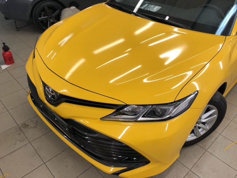 Покрытие автомобиля Camry желтым автовинилом для лицензии
