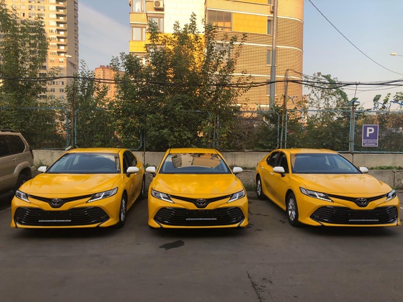 Массовая оклейка автомобилей в желтый цвет для такси