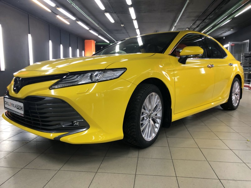 Оклейка автомобиля Toyota Camry в желтый цвет для получения лицензии