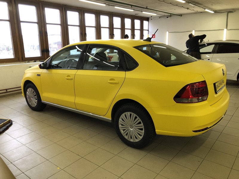 Пример работы оклейки автомобиля Volkswagen Polo автовинил желтый