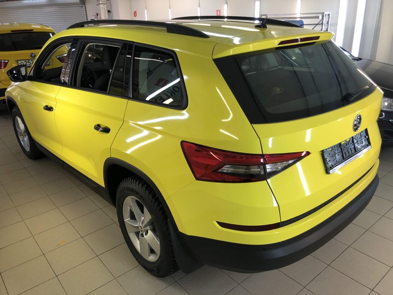 Покрыть автомобиль Шкода желтой пленкой для получения лицензии такси