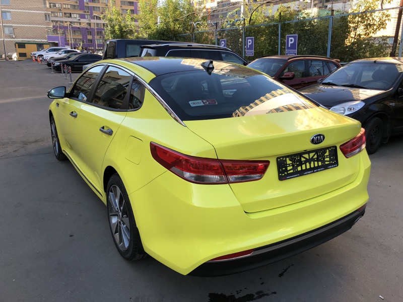 Оклейка авто Киа Оптима в желтую пленку