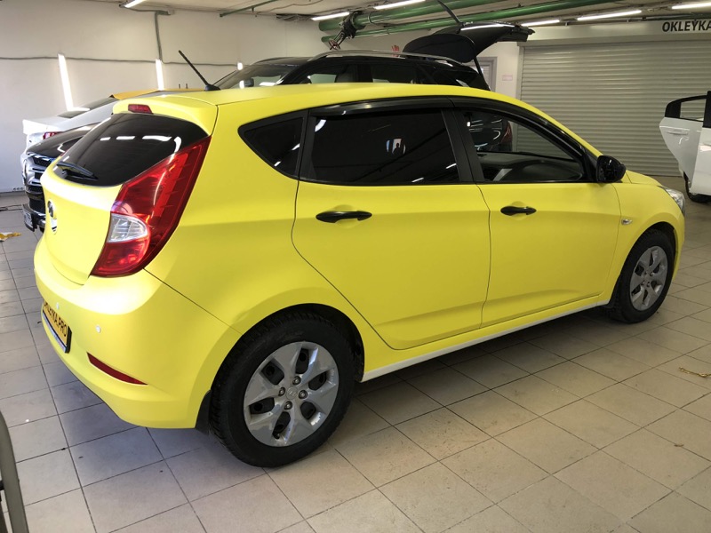 Смена цвета автовинилом на желтый Hyundai Solaris