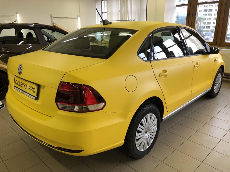 Оклейка автомобиля в желтый цвет Фольцваген