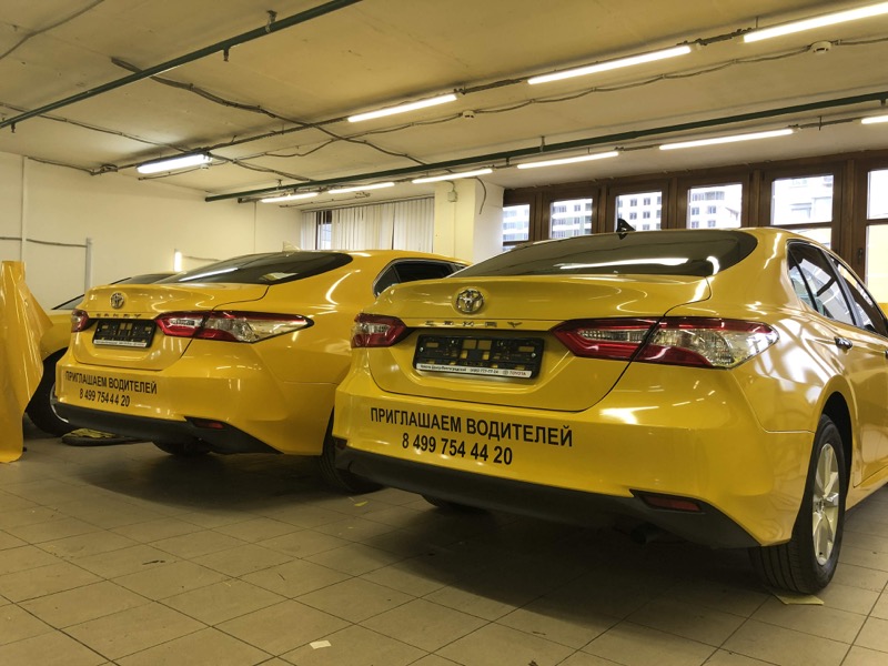 Оклейка большого количества Toyota Camry в желтый под таксиавто 